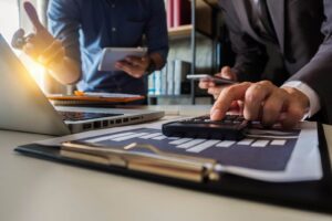 Midsection Businessmen Working Desk (1) - BPOWER | BPO Financeiro